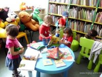 Maluszki w bibliotece
