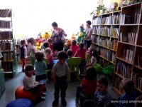Maluszki w bibliotece